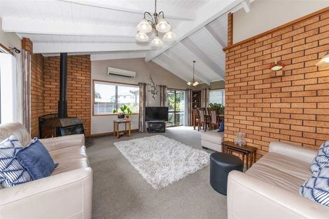 Photo of property in 208 Edmonton Road, Te Atatu South, Auckland, 0610