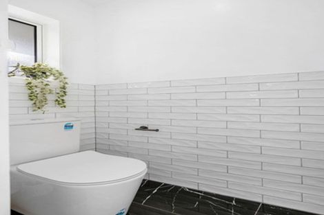 Photo of property in 2/320 Memorial Avenue, Burnside, Christchurch, 8053