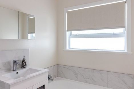 Photo of property in 91 Akaroa Drive, Maupuia, Wellington, 6022