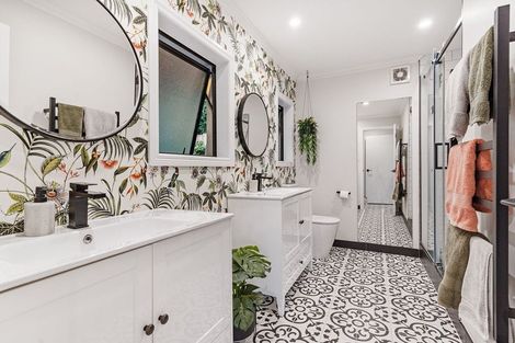 Photo of property in 5 Poaka Place, Beach Haven, Auckland, 0626