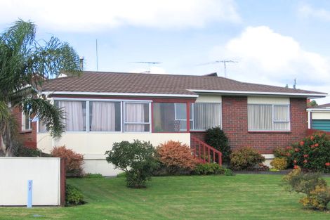 Photo of property in 2a Halldene Terrace, Red Beach, 0932