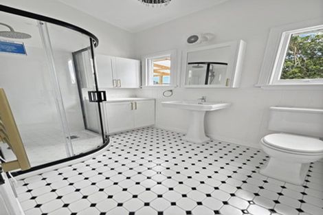 Photo of property in 125 Vauxhall Road, Narrow Neck, Auckland, 0624