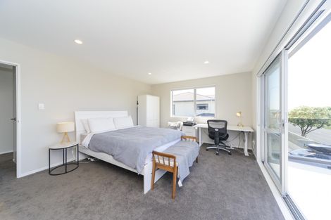 Photo of property in 140 Ruapehu Drive, Fitzherbert, Palmerston North, 4410