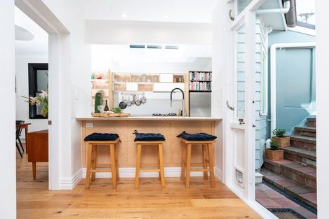 Photo of property in 16 Hawker Street, Mount Victoria, Wellington, 6011