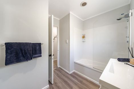 Photo of property in 2 Oaklands Grove, Clouston Park, Upper Hutt, 5018