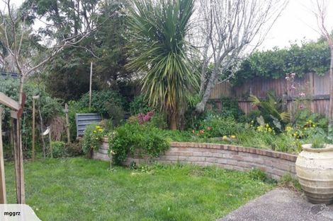 Photo of property in 1/4 Tawa Road, Te Atatu Peninsula, Auckland, 0610