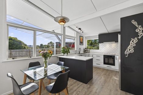 Photo of property in 25 Waiwera Place, Merrilands, New Plymouth, 4312