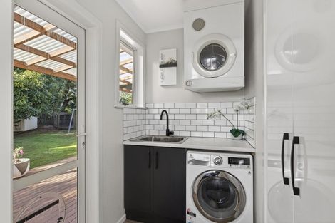 Photo of property in 25 Waiwera Place, Merrilands, New Plymouth, 4312