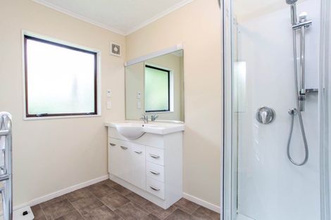 Photo of property in 2/8 Gray Crescent, Torbay, Auckland, 0630