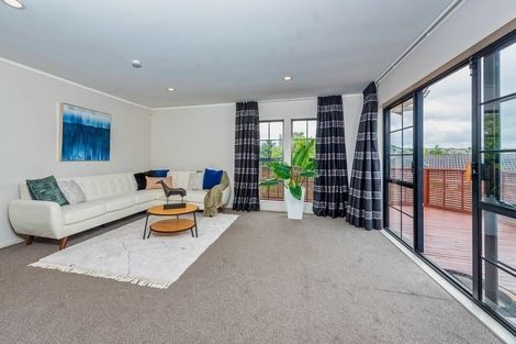 Photo of property in 11 Raphael Place, West Harbour, Auckland, 0618