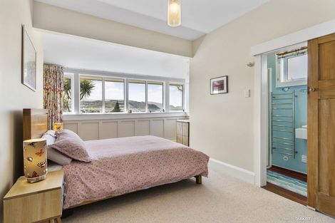 Photo of property in 124 Queens Drive, Lyall Bay, Wellington, 6022