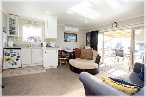 Photo of property in 5 Ripa Street, Tangimoana, 4822