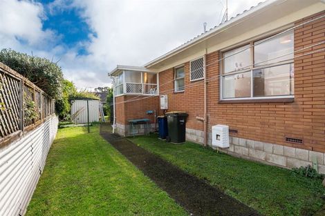 Photo of property in 2/39 Eversleigh Road, Belmont, Auckland, 0622
