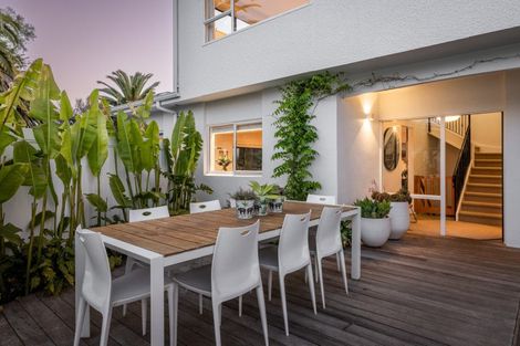 Photo of property in 42 Busby Hill, Havelock North, 4130