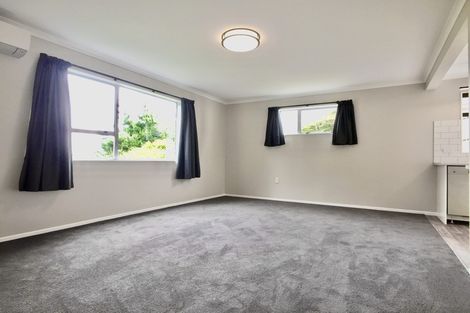Photo of property in 52a Brooker Grove, Newlands, Wellington, 6037
