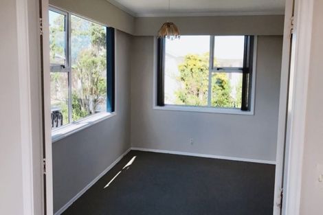 Photo of property in 8 Cheyne Walk, Newlands, Wellington, 6037