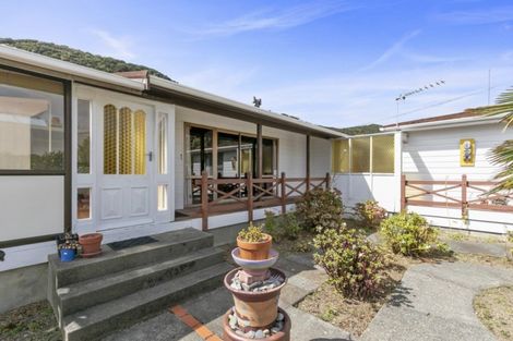 Photo of property in 16-18 Konini Street, Eastbourne, Lower Hutt, 5013