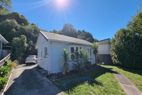 Photo of property in 12 Lincoln Avenue, Tawa, Wellington, 5028