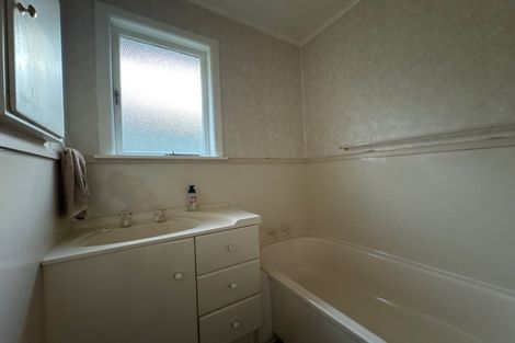 Photo of property in 1 La Trobe Street, Pakuranga Heights, Auckland, 2010