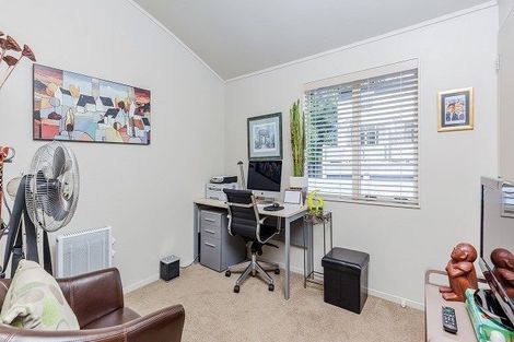 Photo of property in 3i/20 Ian Marwick Place, Birkenhead, Auckland, 0626