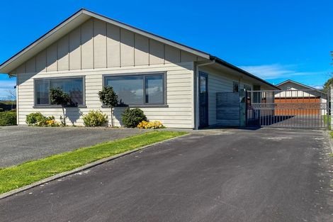 Photo of property in 18 Carrington Drive, Carterton, 5713