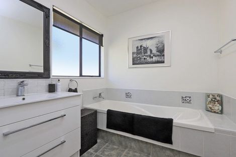 Photo of property in 58 Palmerston Road, Havelock North, 4130