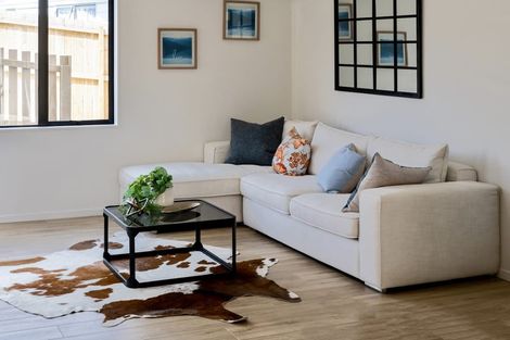 Photo of property in 18a Edgware Road, West Harbour, Auckland, 0618