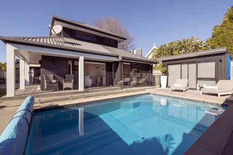 Photo of property in 253 Devonport Road, Tauranga, 3110