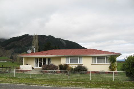 Photo of property in 138 Waller Street, Murchison, 7007