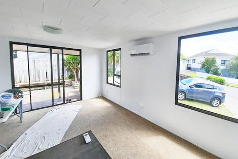 Photo of property in 5 Luxor Place, Massey, Auckland, 0614