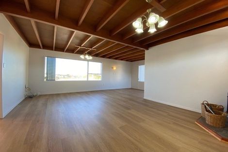 Photo of property in 92 Ravenwood Drive, Forrest Hill, Auckland, 0620