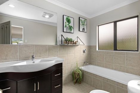 Photo of property in 73 Percy Kinsman Crescent, Riverstone Terraces, Upper Hutt, 5018