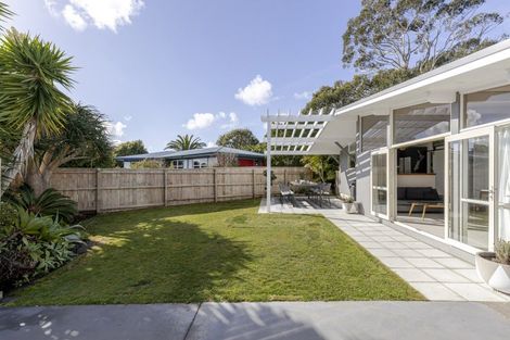 Photo of property in 25 Waiwera Place, Merrilands, New Plymouth, 4312