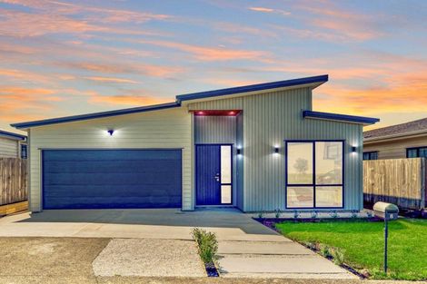 Photo of property in 8 Poutawa Lane, Clarks Beach, 2122