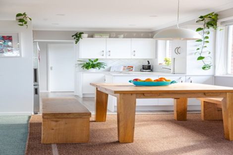 Photo of property in 8 Halcombe Place, Green Bay, Auckland, 0604