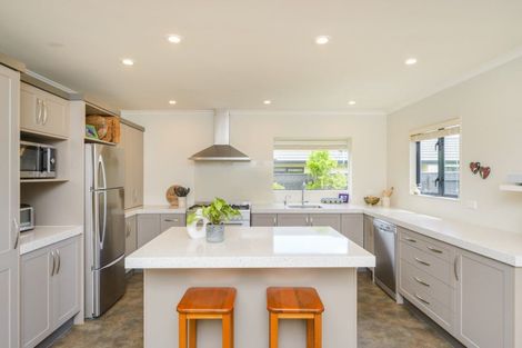 Photo of property in 100 Summerhill Drive, Fitzherbert, Palmerston North, 4410