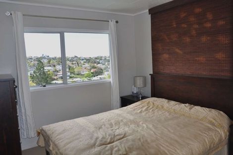 Photo of property in 1/15 Theban Place, Totara Vale, Auckland, 0629