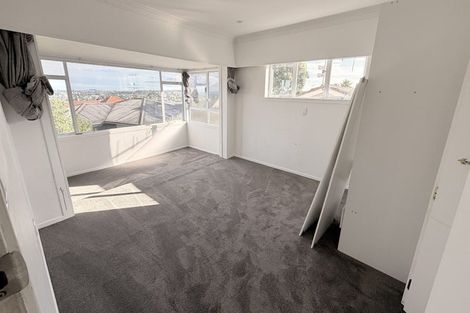 Photo of property in 1/166 East Coast Road, Forrest Hill, Auckland, 0620