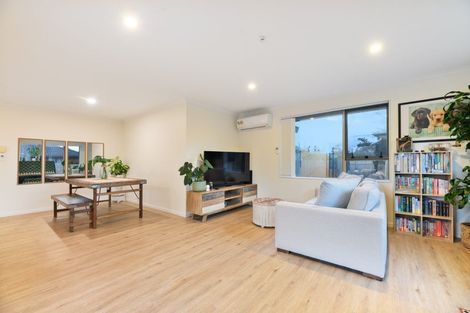 Photo of property in 8 Woodbank Drive, Glen Eden, Auckland, 0602