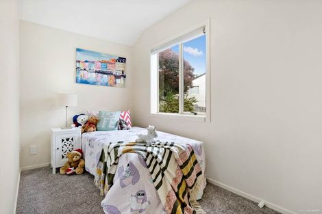 Photo of property in 2/24 Fields Parade, Oteha, Auckland, 0632