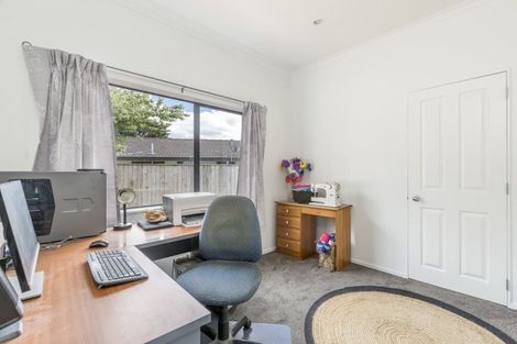 Photo of property in 19 Ngarahana Avenue, Paremoremo, Auckland, 0632