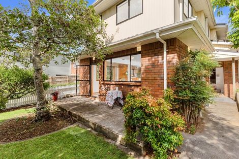 Photo of property in 8a Wendell Place, Greenlane, Auckland, 1061