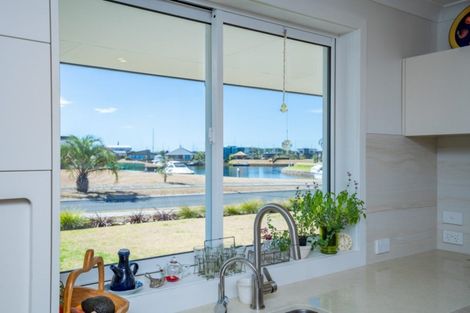Photo of property in 2 Waitemata Drive, One Tree Point, 0118