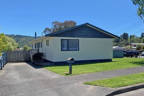 Photo of property in 1 Monarch Grove, Maoribank, Upper Hutt, 5018