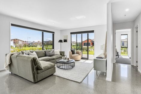 Photo of property in 1 Clifford Close, Leamington, Cambridge, 3432