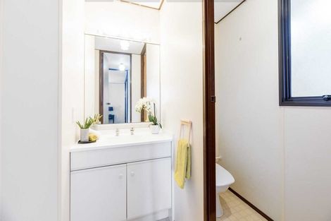 Photo of property in 72 Totaravale Drive, Totara Vale, Auckland, 0629