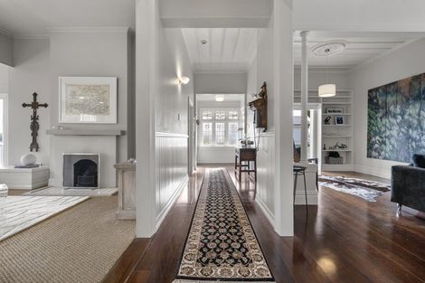 Photo of property in 28 Stanley Point Road, Stanley Point, Auckland, 0624