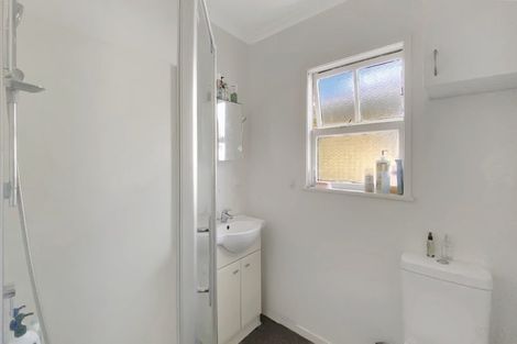 Photo of property in 15 Raleigh Road, Northcote, Auckland, 0627