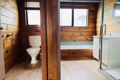 Photo of property in 36 Meadowvale Rise, Titirangi, Auckland, 0604