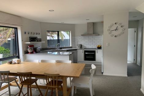 Photo of property in 2/100 Eversleigh Road, Belmont, Auckland, 0622